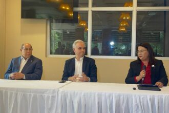 Gobierno impulsa reforma educativa y abre consulta nacional para rediseñar todo el sistema de enseñanza en Santiago