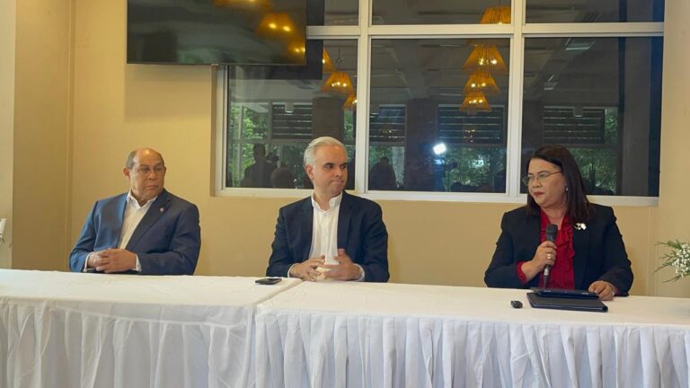 Gobierno impulsa reforma educativa y abre consulta nacional para rediseñar todo el sistema de enseñanza en Santiago