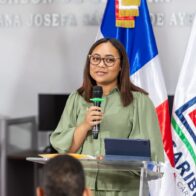 Joven locutora de San Cristóbal, Francisca Frías, presenta su primer libro "Pensamientos" en la Universidad del Caribe
