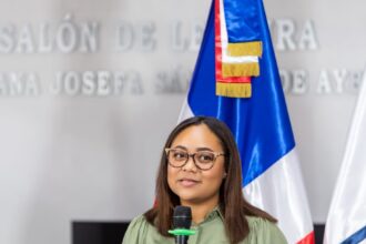 Joven locutora de San Cristóbal, Francisca Frías, presenta su primer libro "Pensamientos" en la Universidad del Caribe