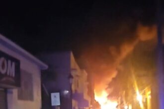 Incendio reduce a cenizas una vivienda victoriana en el centro histórico de Santiago