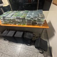 Ocupan en el AILA cinco bultos con 90 paquetes de presunta cocaína; arrestan a 11 personas