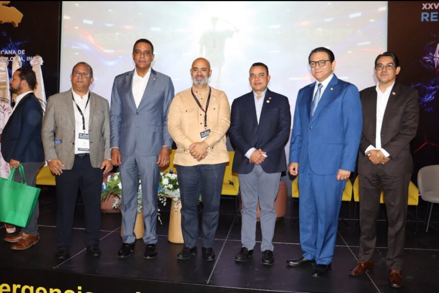 Director del SNS recibe reconocimientos durante Congreso Internacional de Ortopedia y Traumatología