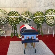 Al ritmo de sus grandes éxitos en piano inicia el funeral de Alex Bueno en el Teatro Nacional