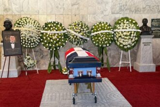 Al ritmo de sus grandes éxitos en piano inicia el funeral de Alex Bueno en el Teatro Nacional