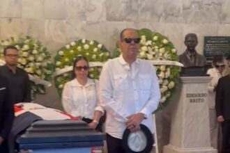 Visiblemente afectado, Fernando Villalona llega al funeral de Alex Bueno