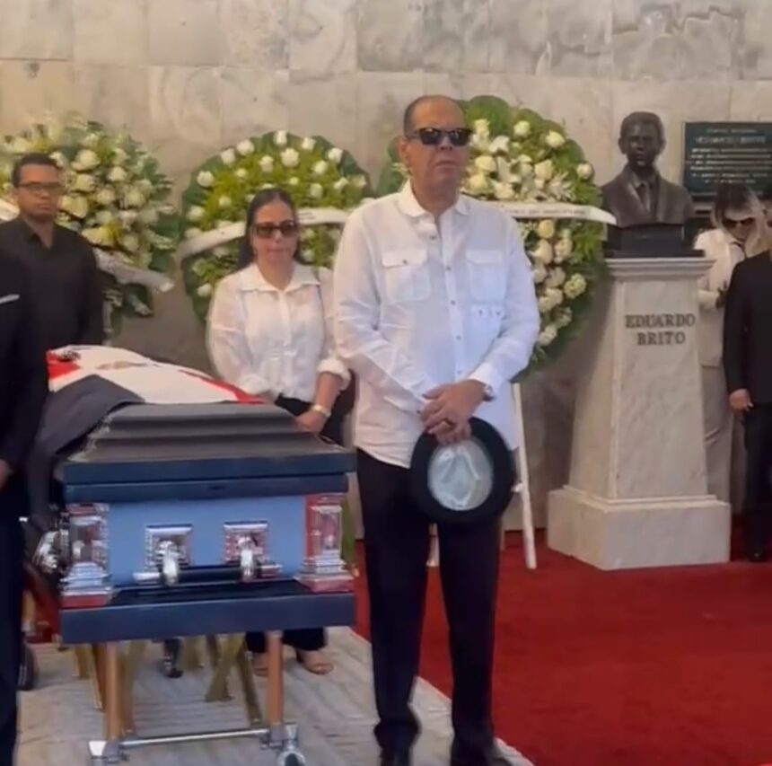 Visiblemente afectado, Fernando Villalona llega al funeral de Alex Bueno