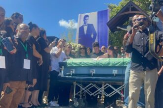 Personas se congregan en Sajoma para rendir homenaje póstumo a Alex Bueno
