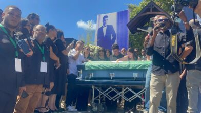 Personas se congregan en Sajoma para rendir homenaje póstumo a Alex Bueno