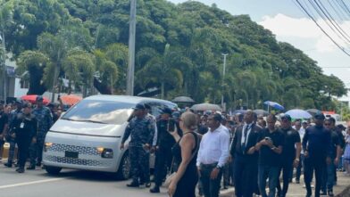 Caravana escolta féretro de Alex Bueno hacia el Patio Cultural de Sajoma