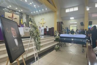 Sacerdote destaca la fe de Alex Bueno y encomienda su alma a Dios durante emotiva misa de cuerpo presente