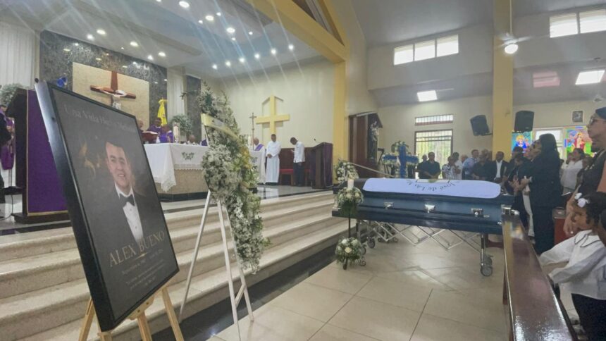 Sacerdote destaca la fe de Alex Bueno y encomienda su alma a Dios durante emotiva misa de cuerpo presente
