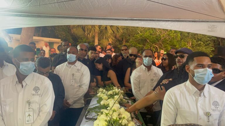 Entre honores y una multitudinaria despedida, San José de las Matas dio el último adiós a Alex Bueno