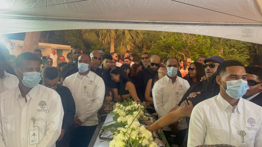 Entre honores y una multitudinaria despedida, San José de las Matas dio el último adiós a Alex Bueno