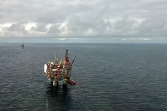 Petróleo cae más de 4 % y toca mínimo desde inicio de la guerra