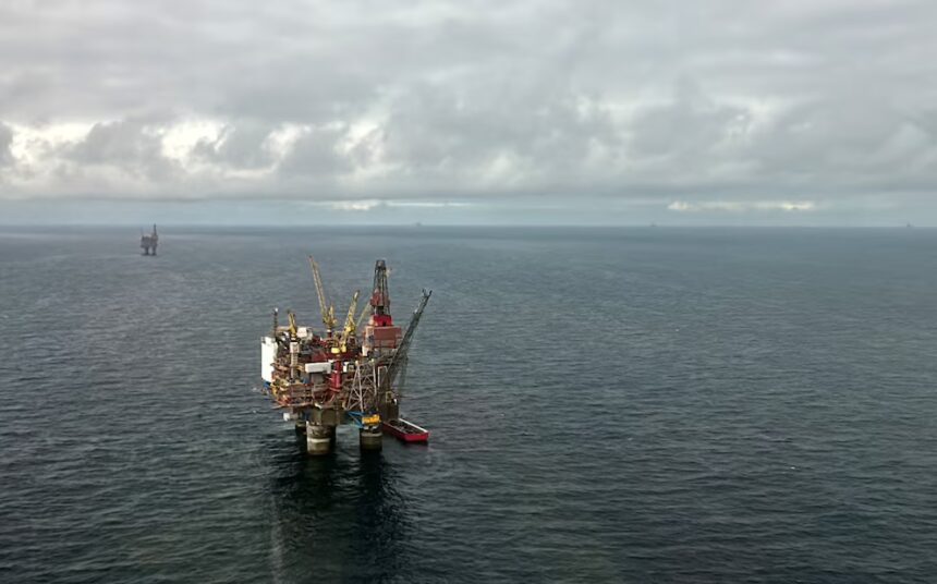Petróleo cae más de 4 % y toca mínimo desde inicio de la guerra