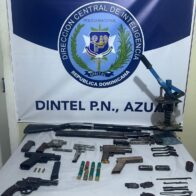 DINTEL ocupa armas de fuego y detiene a tres personas durante allanamientos en Azua