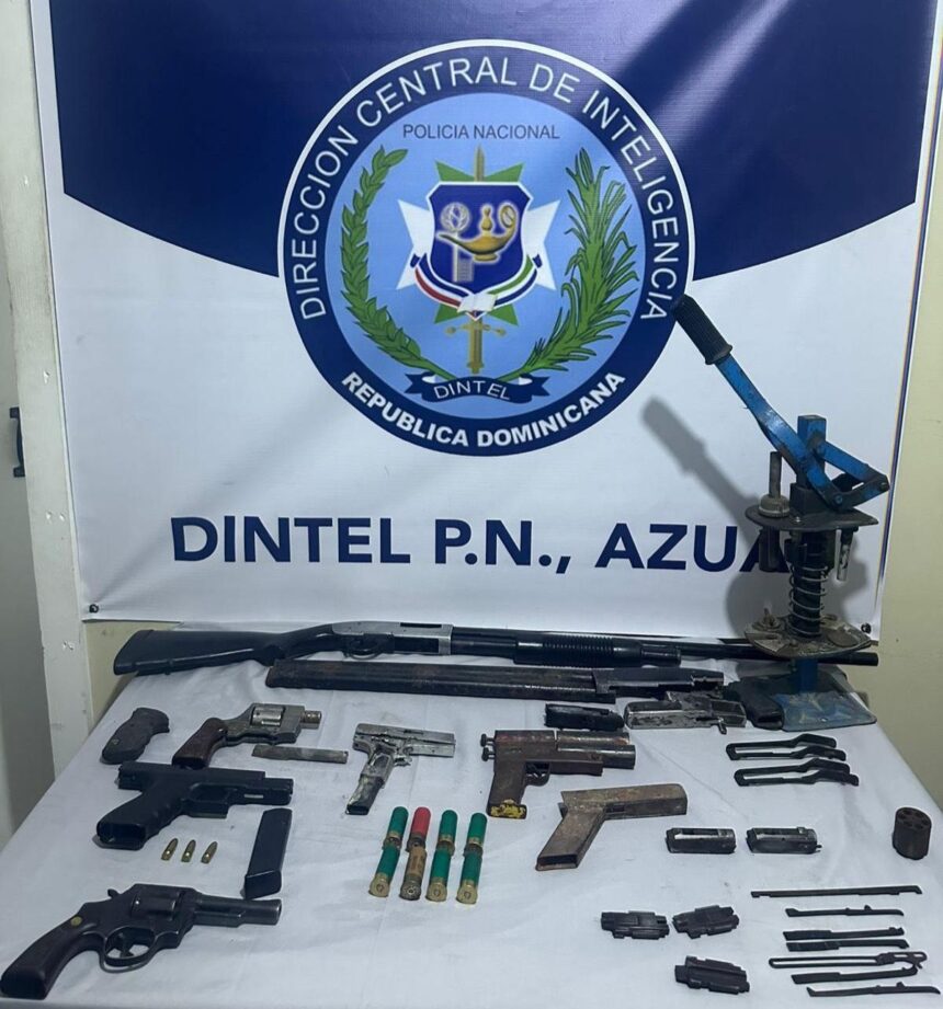 DINTEL ocupa armas de fuego y detiene a tres personas durante allanamientos en Azua