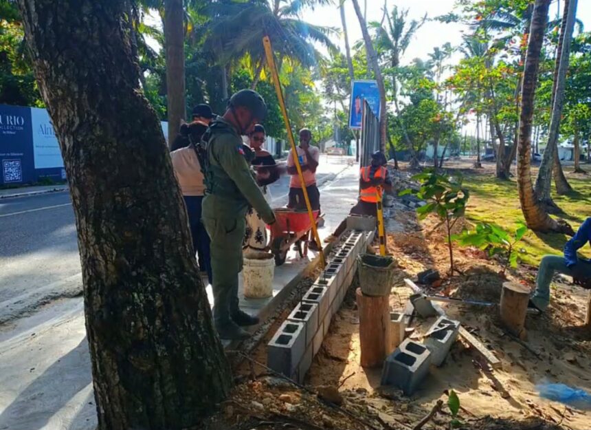 Medio Ambiente ordena paralizar construcción de muro en acceso a playa de Las Terrenas