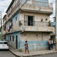 Niña de seis años sobrevive tras caer de un tercer piso en Santiago