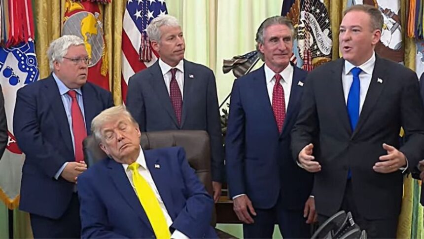 Trump se queda dormido durante un anuncio oficial en el Despacho Oval