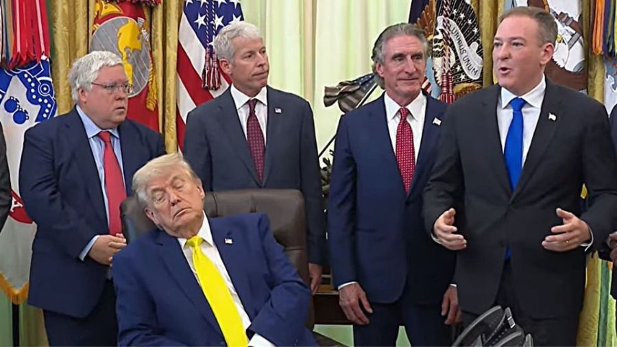 Trump se queda dormido durante un anuncio oficial en el Despacho Oval