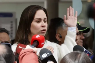 La viuda del asesinado senador colombiano Miguel Uribe Turbay apunta a un posible crimen de Estado
