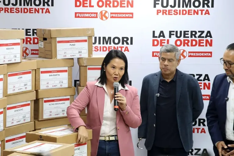 Fujimori supera los 48.000 votos de ventaja con 99.976 % de conteo de elecciones en Perú
