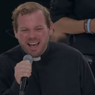 Sacerdote dominicano Carlos Cabrera canta ante miles de fieles en encuentro encabezado por el papa León XIV en Madrid