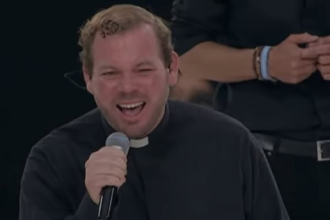 Sacerdote dominicano Carlos Cabrera canta ante miles de fieles en encuentro encabezado por el papa León XIV en Madrid