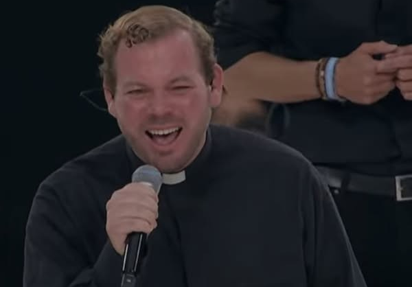 Sacerdote dominicano Carlos Cabrera canta ante miles de fieles en encuentro encabezado por el papa León XIV en Madrid