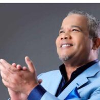 Héctor Acosta interpreta “Paz en Medio de la Tormenta” en solidaridad con Venezuela durante inauguración de Arena Banreservas