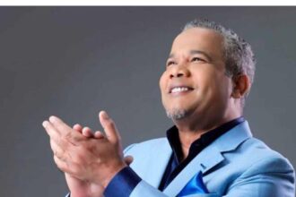 Héctor Acosta interpreta “Paz en Medio de la Tormenta” en solidaridad con Venezuela durante inauguración de Arena Banreservas