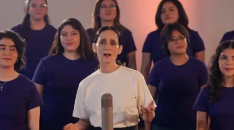 Reportan que Julieta Venegas dejaría de promocionar “La Niña Futbolista” tras controversia