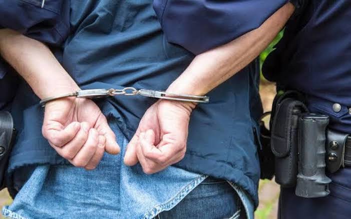 Detienen a inspector migratorio acusado de exigir RD$100 mil para facilitar viaje a España