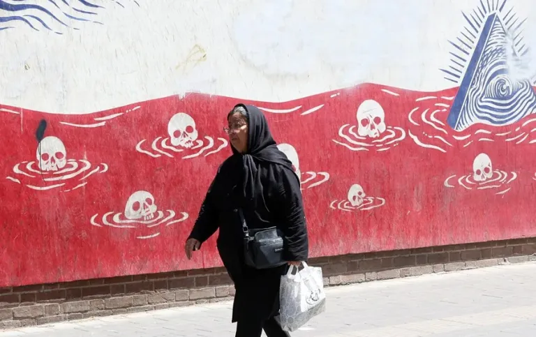 El ministro de Exteriores de Irán dice que solo su país es el responsable de que Ormuz vuelva a la normalidad