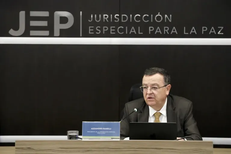 La Jurisdicción de Paz colombiana expulsa a un coronel retirado por no reconocer la verdad judicial