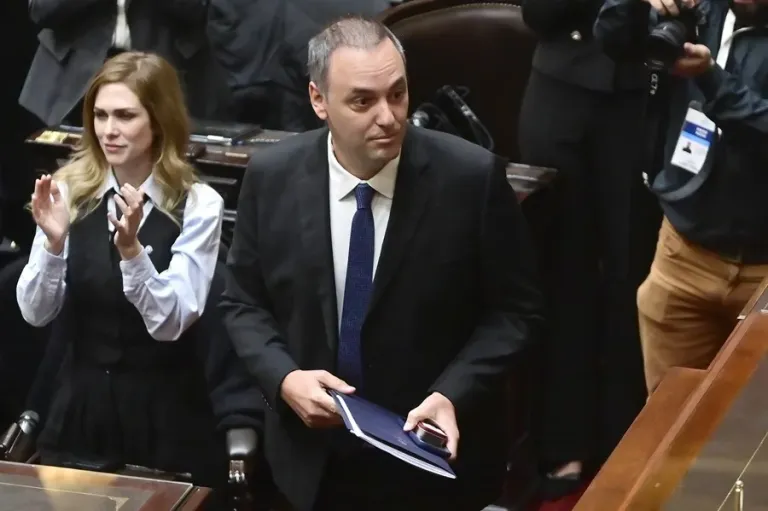 Adorni, el jefe del Gabinete argentino investigado, solicita ingresar a la amnistía fiscal