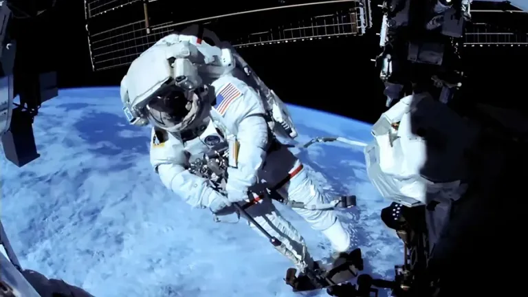 Astronautas de la NASA reparan un brazo robótico de la EEI en caminata espacial de siete horas