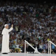 El papa saludó a Bad Bunny y a su familia en el Santiago Bernabéu