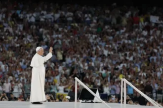 El papa saludó a Bad Bunny y a su familia en el Santiago Bernabéu