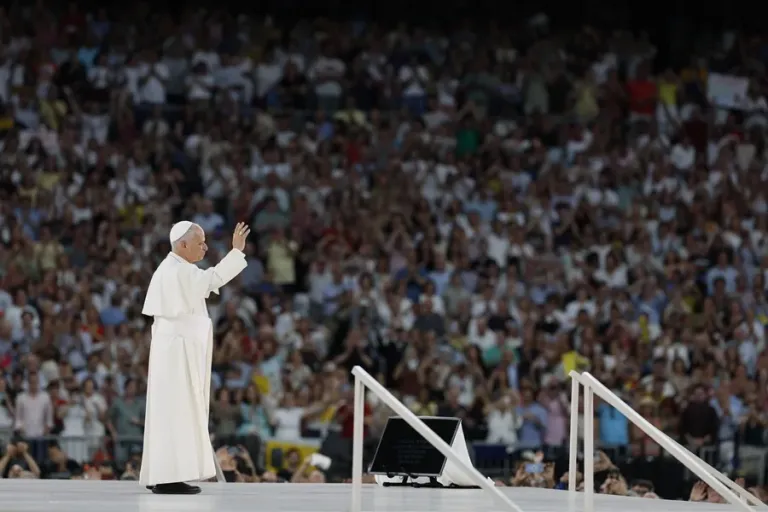 El papa saludó a Bad Bunny y a su familia en el Santiago Bernabéu