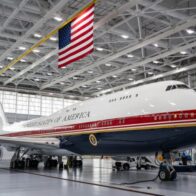 Trump desvela el nuevo Air Force One, un Boeing de lujo con los colores de la bandera