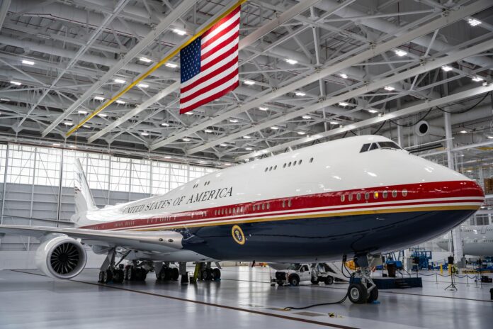 Trump desvela el nuevo Air Force One, un Boeing de lujo con los colores de la bandera