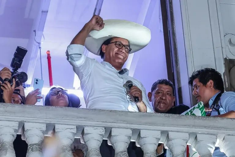 Sánchez mantiene 0,25 puntos de ventaja sobre Fujimori con el 95 % de los votos contados en Perú