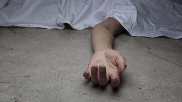 Mujer muere presuntamente envenenada por su pareja en una cabaña de Baní