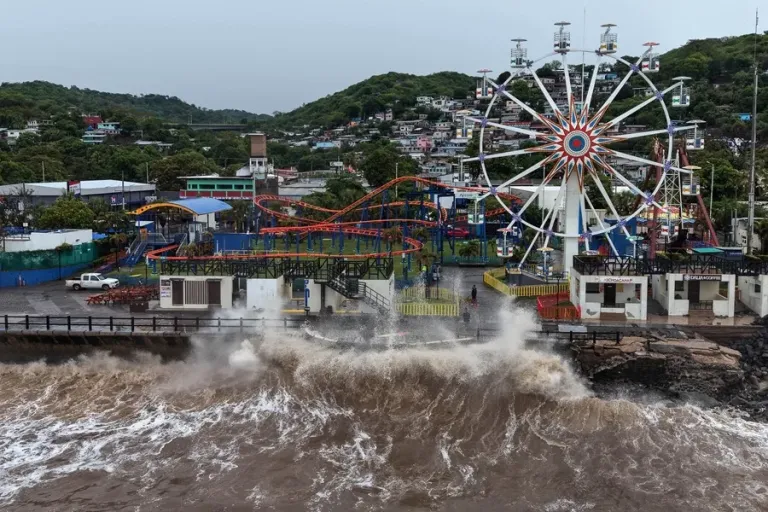 Cerca de 10.000 personas evacuadas por torrenciales aguaceros