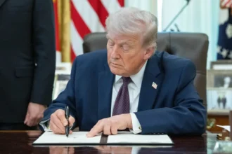 Trump firma orden ejecutiva para que el Gobierno revise modelos avanzados de inteligencia artificial