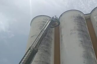Tres hombres quedan atrapados en silos del Inespre en La Vega y son rescatados por bomberos