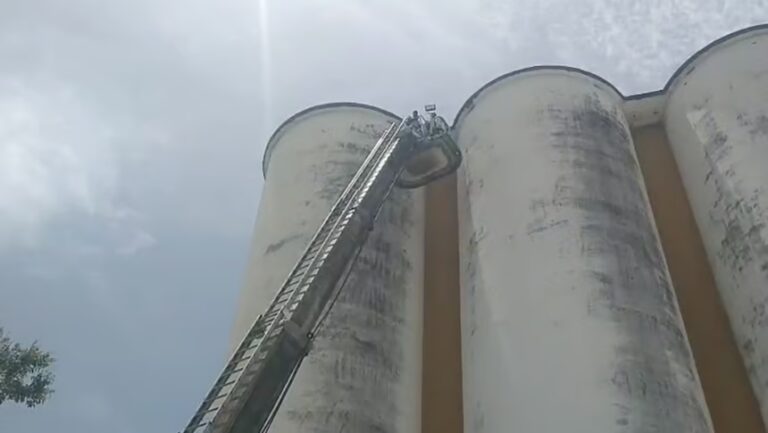 Tres hombres quedan atrapados en silos del Inespre en La Vega y son rescatados por bomberos